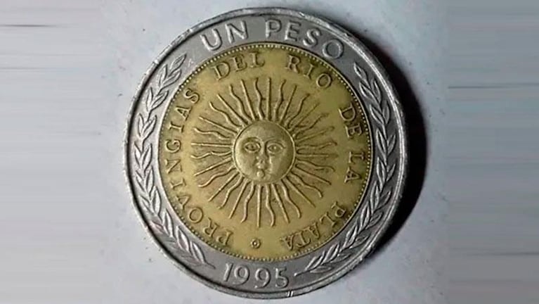 Ofrecen monedas de 1 peso a $15 mil por un insólito error ortográfico