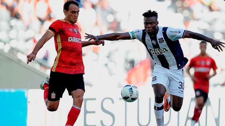 Okiki y Desábato disputan una pelota dividida.