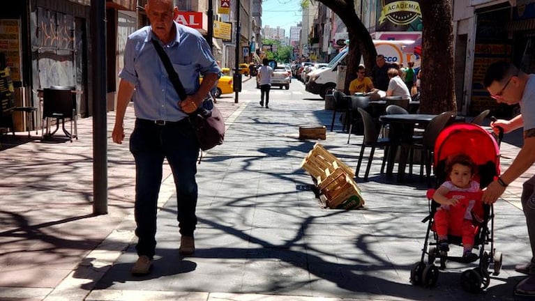 Ola de robos de rejas de desagües en la peatonal de Córdoba