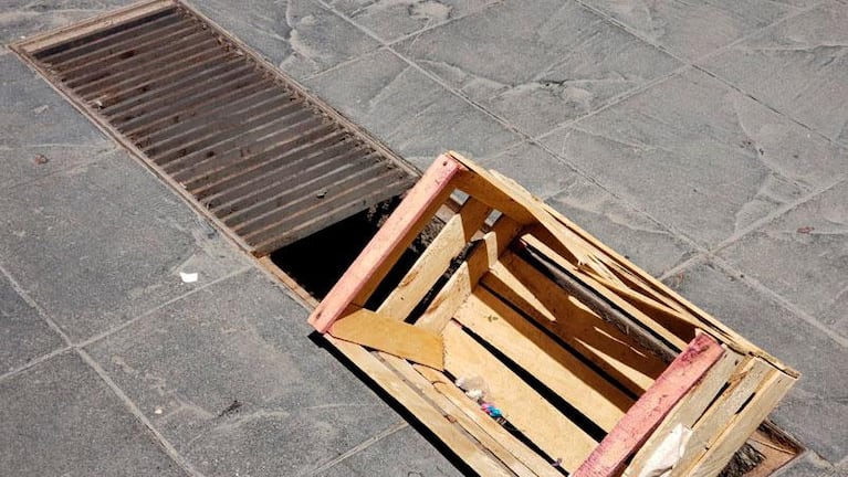 Ola de robos de rejas de desagües en la peatonal de Córdoba