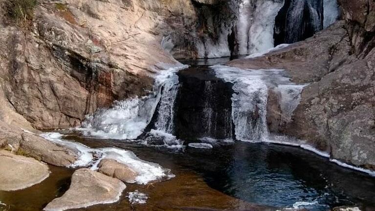 Ola polar: las fotos de los ríos congelados en las sierras cordobesas