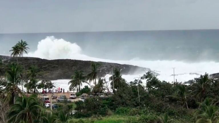 Olas de hasta 25 pies de altura causan destrozos en Puerto Rico.