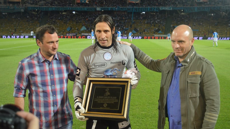 Olave condecorado por ser el jugador con más partidos en Belgrano.  Foto: Lucio Casalla / El Doce.tv.