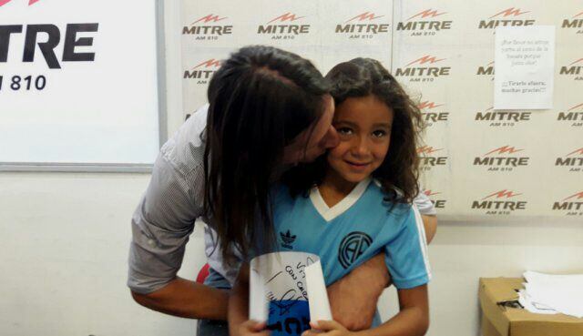 Olave y su pequeña fanática, juntos en el estudio de Radio Mitre.