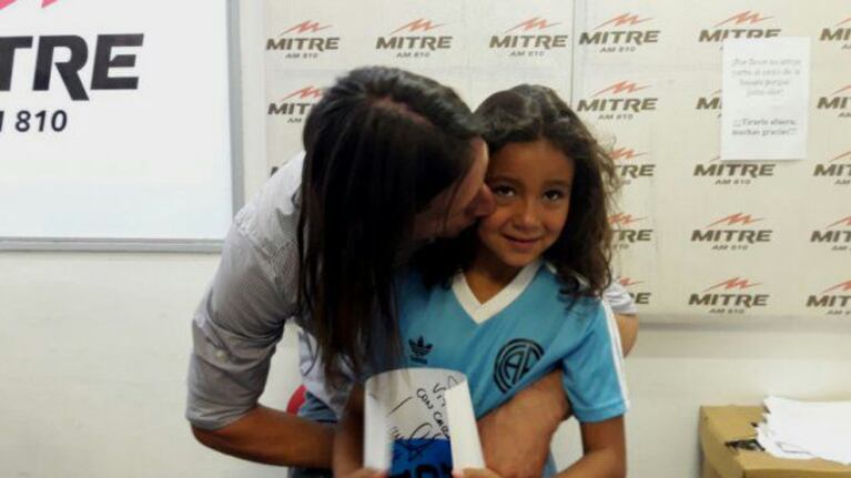 Olave y su pequeña fanática, juntos en el estudio de Radio Mitre.