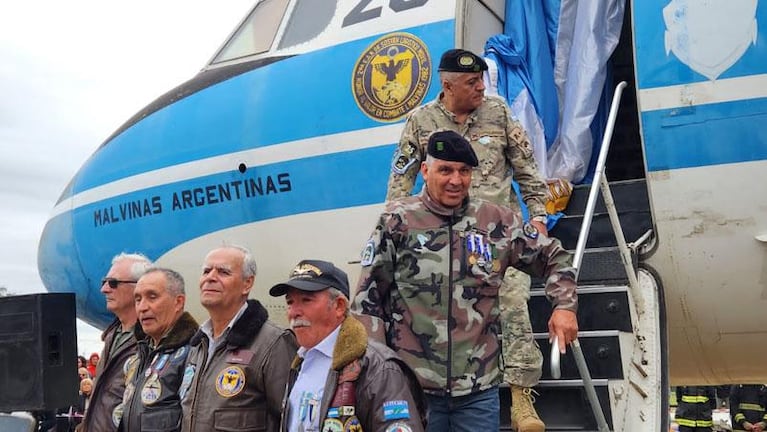 Oliva conmemoró el aniversario de Malvinas con un avión que combatió en las islas