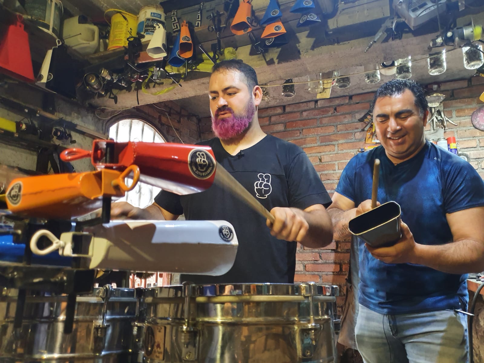 Omar toca en la banda de La Mona y Agustín en Ulises Bueno. Foto: Dahy Terradas.