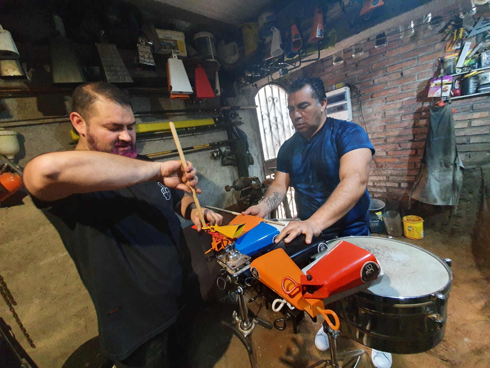 Omar toca en la banda de La Mona y Agustín en Ulises Bueno. Foto: Dahy Terradas.