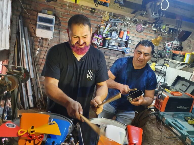 Omar toca en la banda de La Mona y Agustín en Ulises Bueno. Foto: Dahy Terradas.