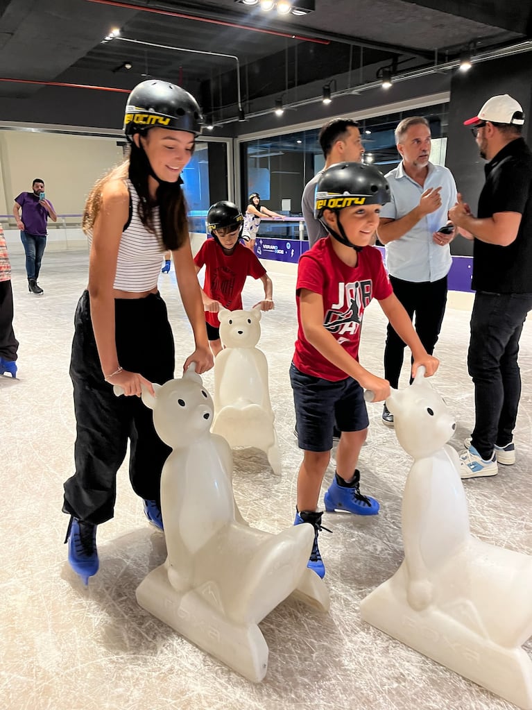 OperaFun, el centro comercial de Villa Carlos Paz que inauguró una pista de patinaje sobre hielo