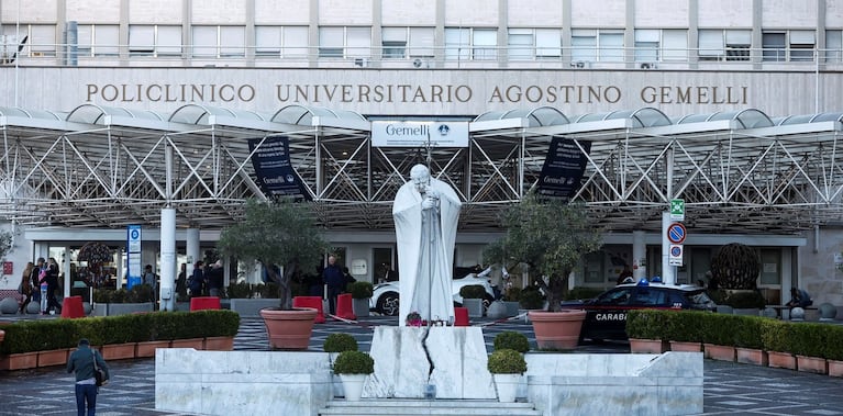 Operan a León XIV por un nódulo pulmonar y permanecerá una semana internado