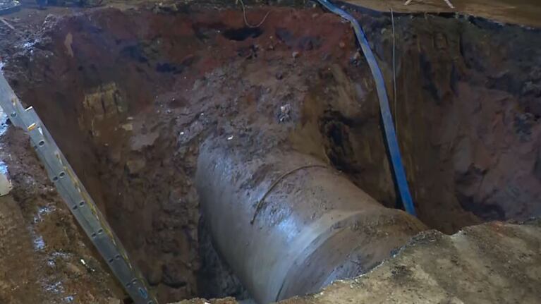 Operarios de Aguas Cordobesas trabajan en la zona.