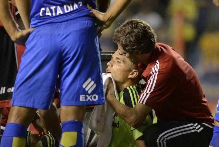 Operaron al arquero de Newell's que se fracturó al chocar con Tevez