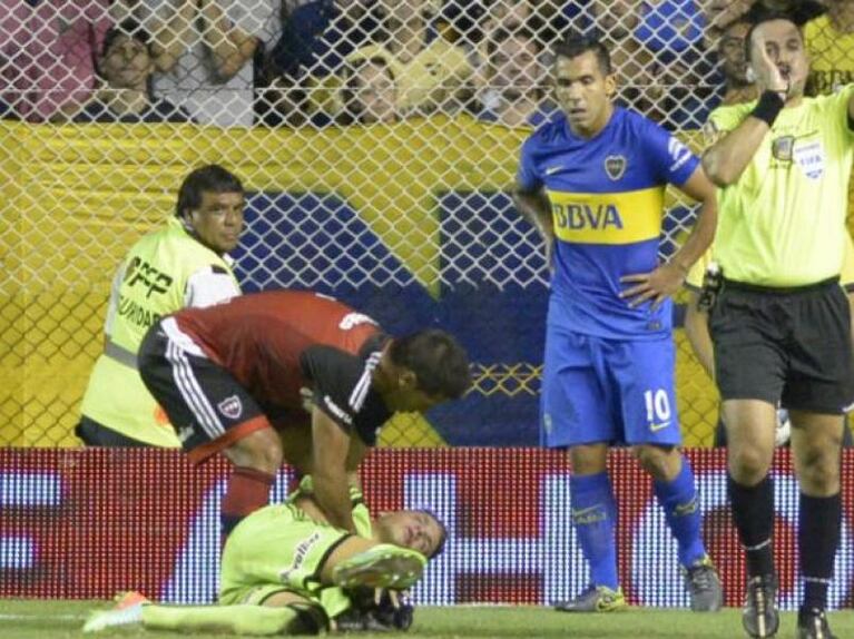 Operaron al arquero de Newell's que se fracturó al chocar con Tevez