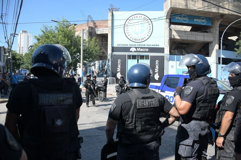 Operativo en la cancha de Belgrano.