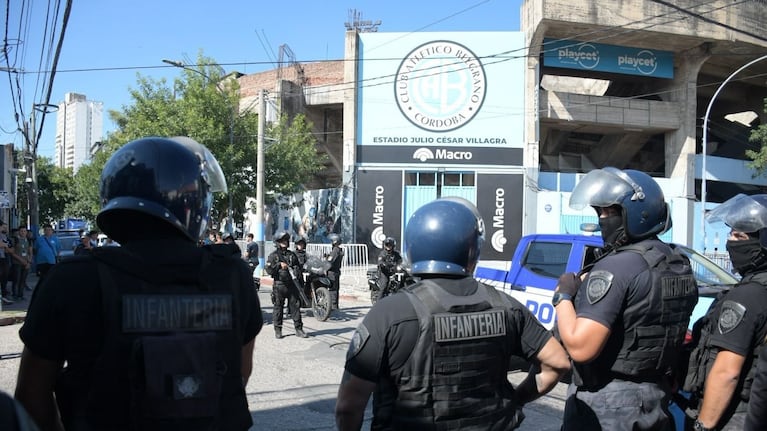 Operativo en la cancha de Belgrano.