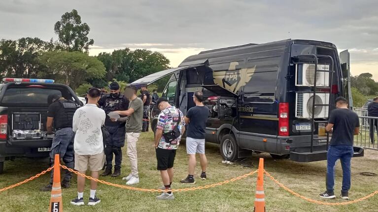 Operativo en una fiesta electrónica en Mendiolaza.
