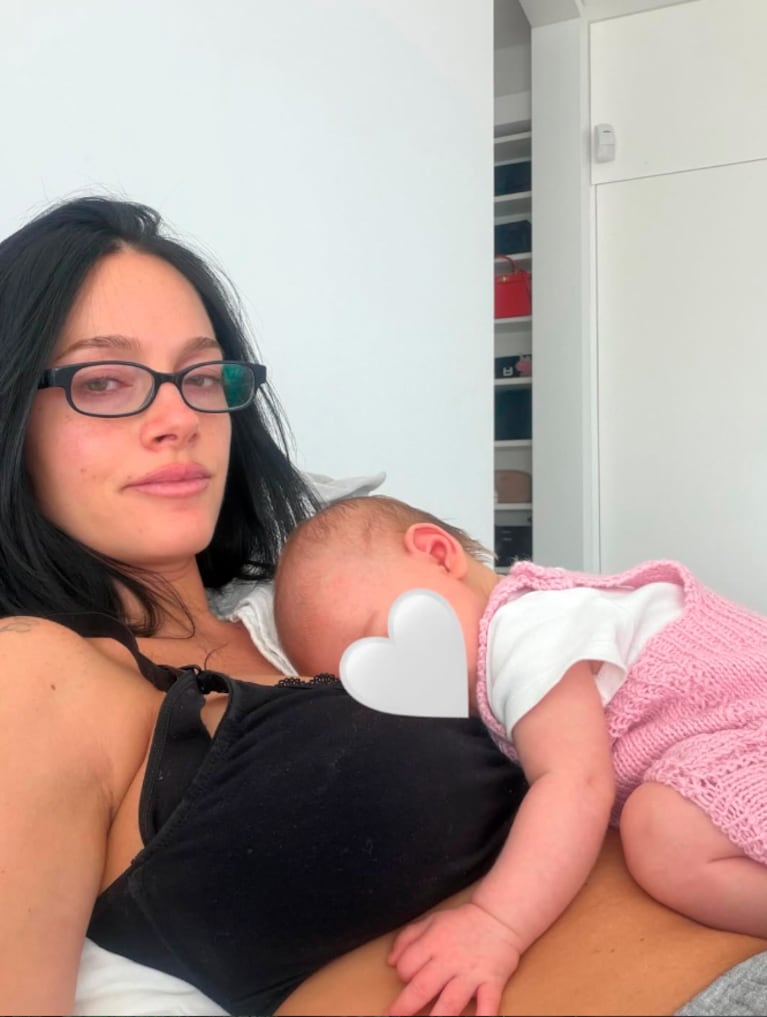 Oriana junto a Gia, su primera hija con Dybala.