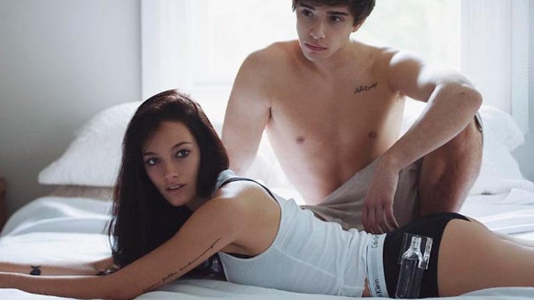 Oriana Sabatini volvió a posar sexy y en la cama con su novio