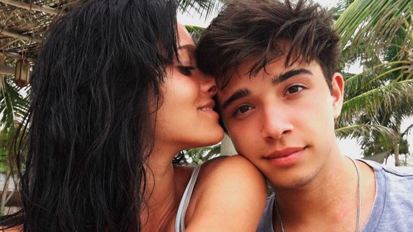 Oriana Sabatini y Julián Serrano muy apasionados en la playa.