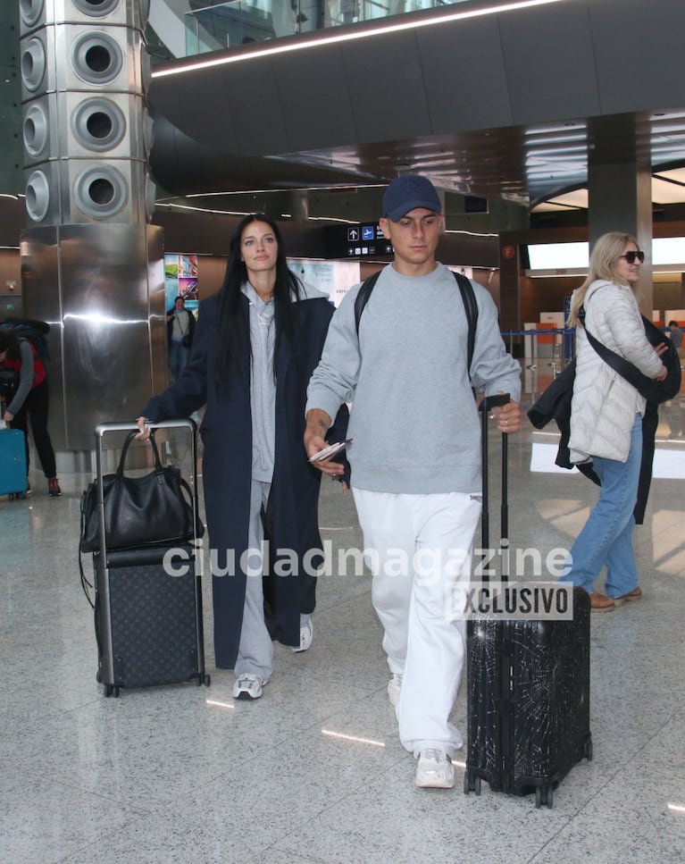 Oriana Sabatini y Paulo Dybala cargaron sus maletas en Ezeiza.