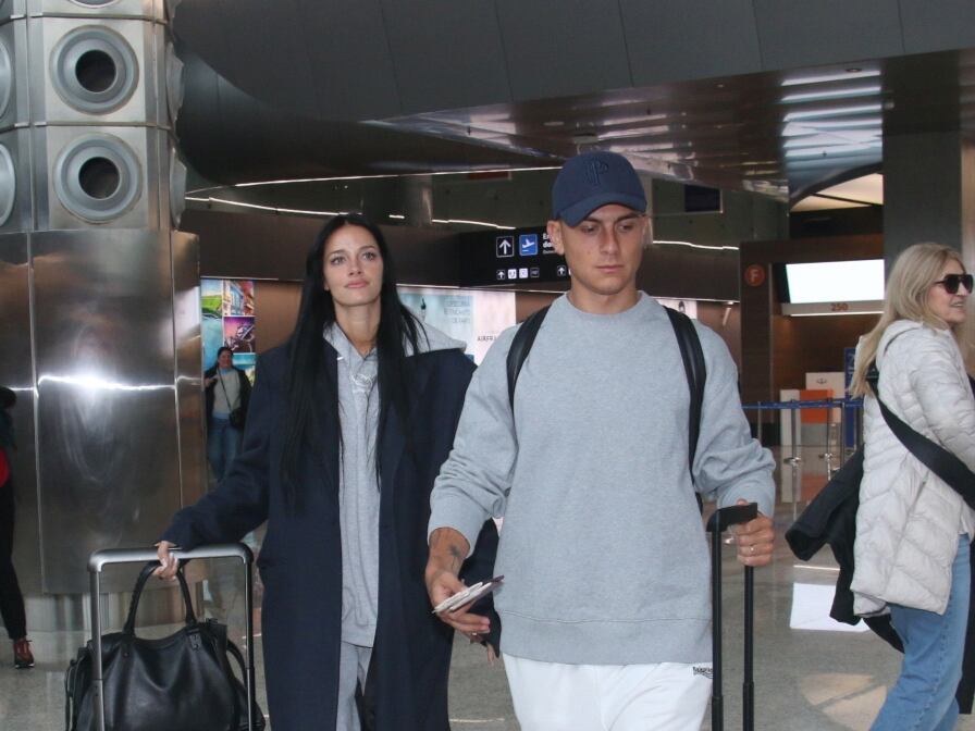 Oriana Sabatini y Paulo Dybala cargaron sus maletas en Ezeiza.