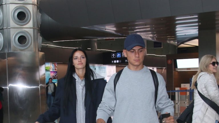 Oriana Sabatini y Paulo Dybala cargaron sus maletas en Ezeiza.