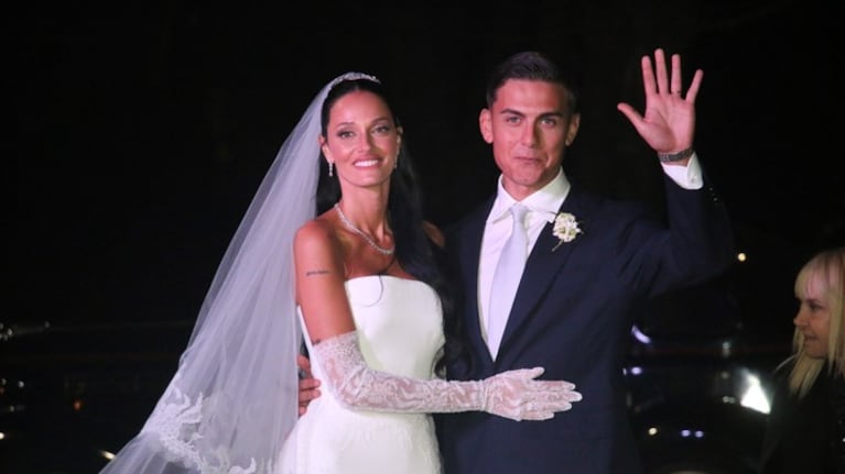 Oriana y Dybala les hicieron regalos a sus invitados.