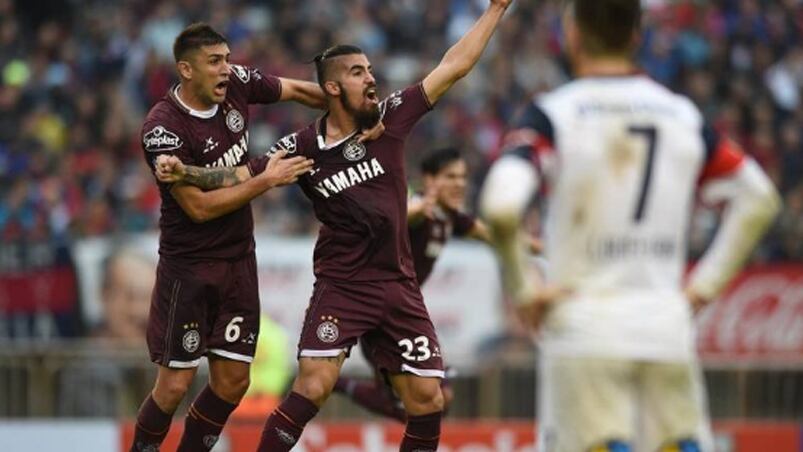 Oscar Benítez y Gustavo Gómez festejaban el 1 a 0. Foto: Clarín.