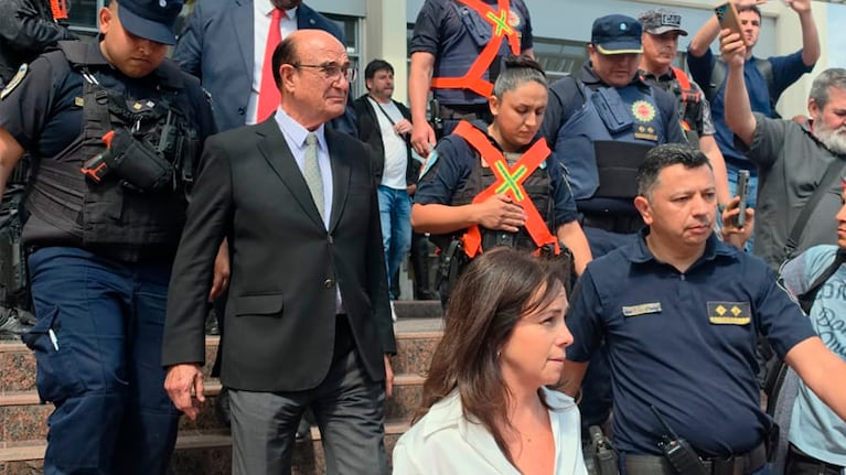 Oscar González al salir de los Tribunales de Villa Dolores. Foto: ElDoce.tv.