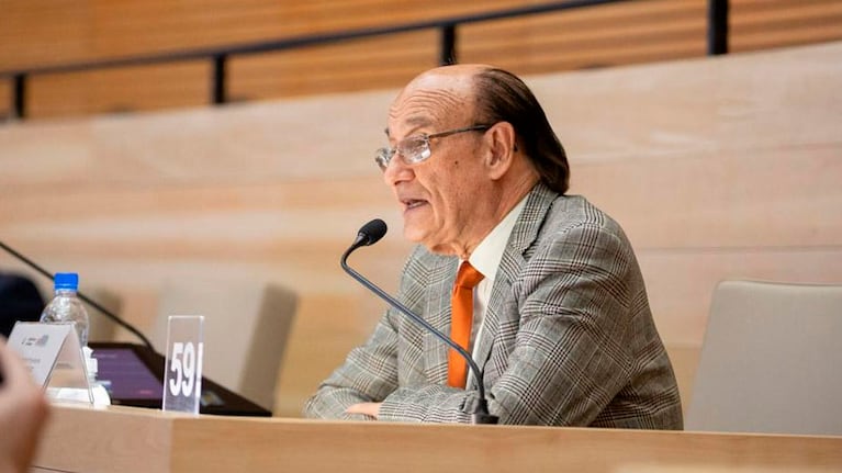Oscar González, apartado de su banca en la Legislatura.