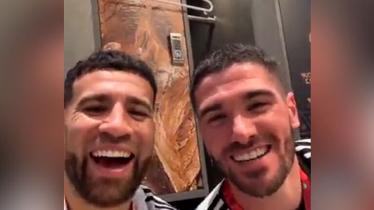 Otamendi y De Paul desde el vestuario de la Scaloneta.