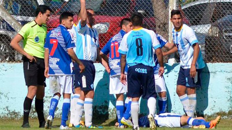 Otra pared casi provoca una nueva tragedia en el fútbol