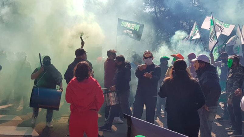 Otra protesta del SUOEM: vecinos tiraron huevazos y agua contra municipales