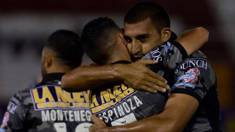 Otra tarde de "gloria" para Wanchope Ábila en Huracán