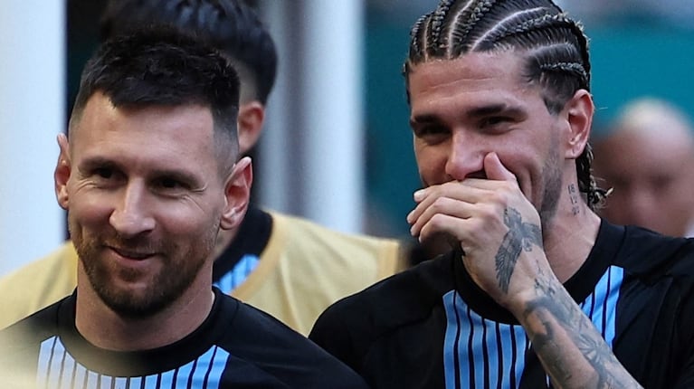 “Otra vez juntos”: Lionel Messi y Rodrigo De Paul hicieron su clásico ritual previo al partido de la Selección. (Reuters)