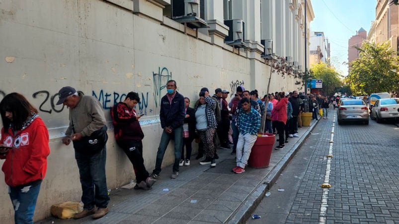 Otra vez, largas filas en Anses.