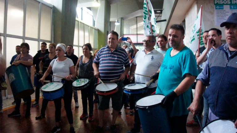 Otra vez los reclamos se harán oír dentro del hall municipal.