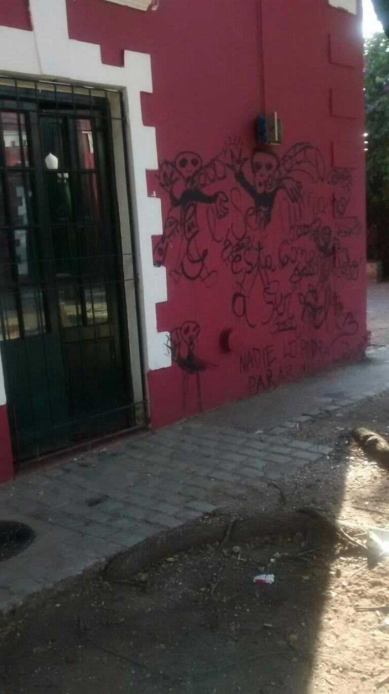 Otra vez pintadas en las paredes del paseo