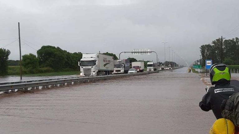 Otra vez se inundó la autovía a Jesús María por la lluvia