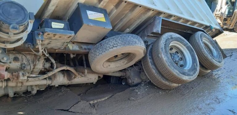 Otro cráter en Córdoba: se hundió la calle y un camión quedó atrapado en Villa El Libertador