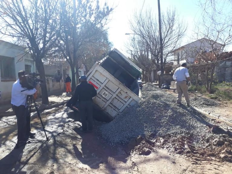 Otro cráter en Córdoba: se hundió la calle y un camión quedó atrapado en Villa El Libertador
