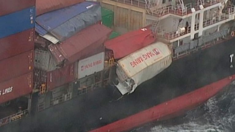 Otros 30 contebedores que siguen a bordo del barco de 268 metros de largo sufrieron daños.