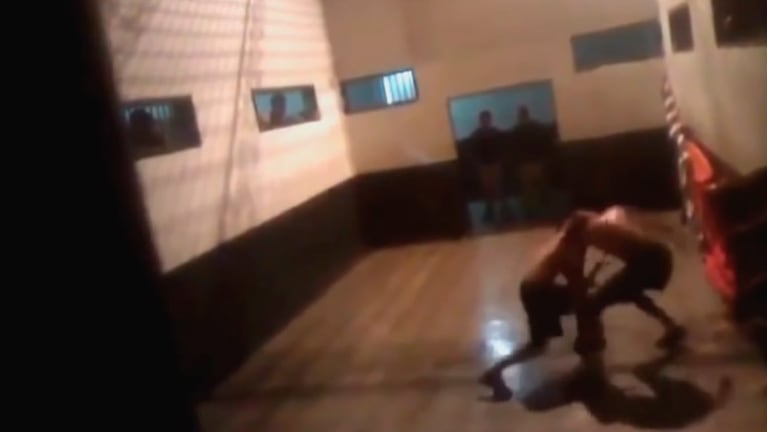 Otros presos filmaron la pelea y la pasividad de los guardias.