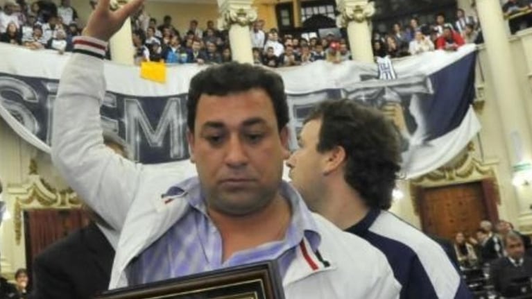 Otros tiempos: Cáceres fue reconocido en la Unicameral en 2013; ahora está preso por narco.