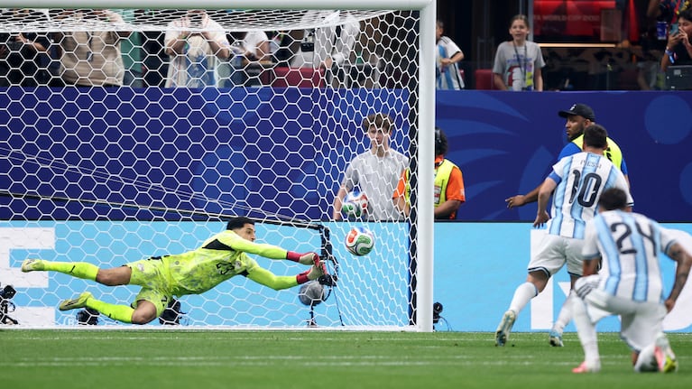 Oufa le atajó un penal a Messi. Reuters/Brett Davis