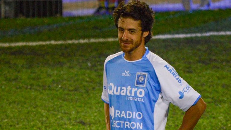 Pablo Aimar con la camiseta celeste de Estudiantes de Río Cuarto.