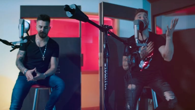 Pablo Tamagnini y Pablo Ortiz en el videoclip de "Todavía no te olvido".