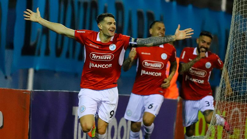 Pablo Vegetti metió un tacazo para gritar el 1 a 0 ante los santiagueños. (Foto: Prensa Belgrano)