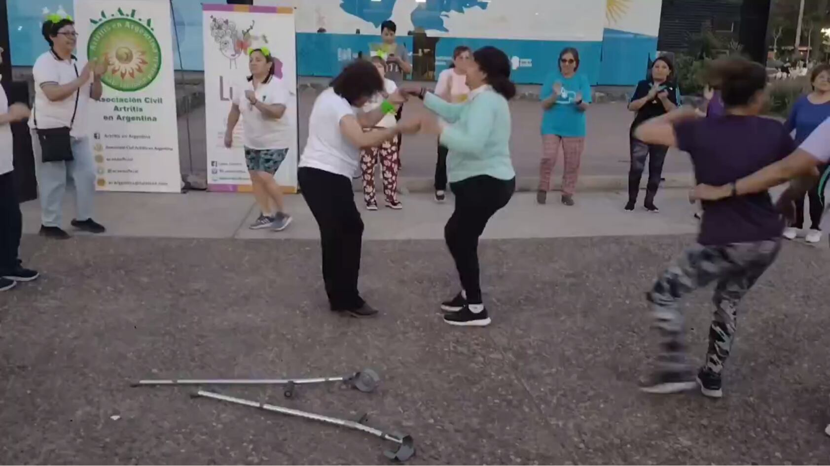 Pacientes reumáticos bailando cuarteto. 